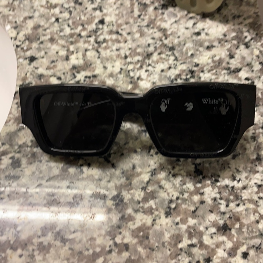 Off White sunglasses no scratches